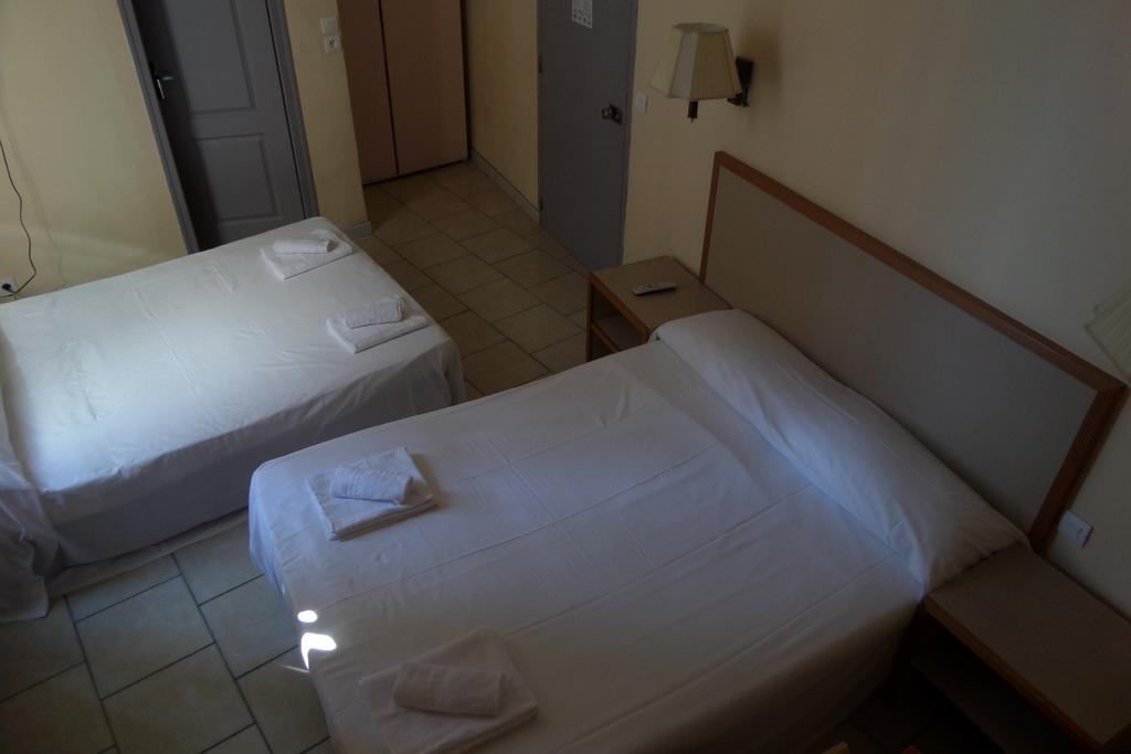 Hotel De La Gare โรม็อง-ซูร์-อีแซร์ ภายนอก รูปภาพ
